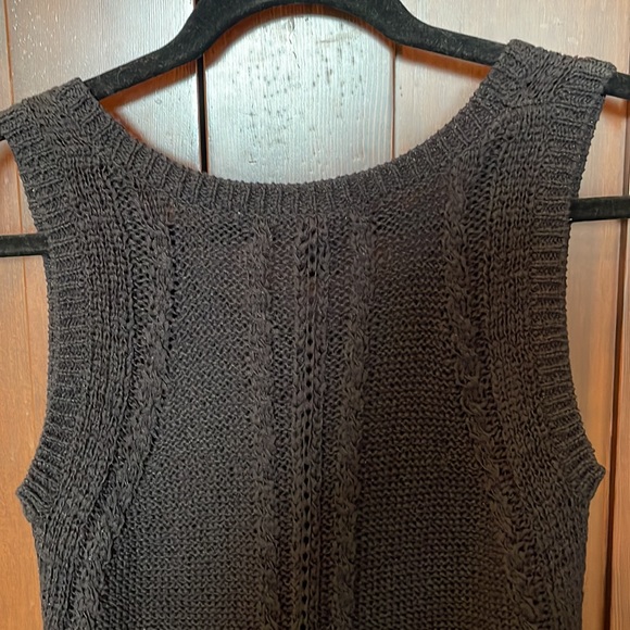 Scoop NYC sleeveless fringed knit sweater in black - Picture 7 of 11